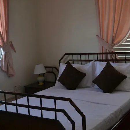 13 Sandy Mackenzie Λάρνακα