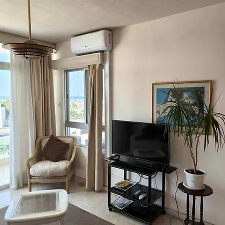 13 Sandy Mackenzie * Larnaca