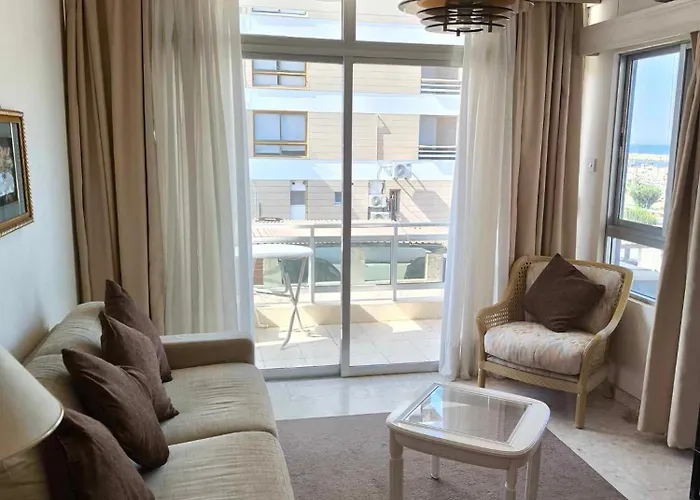 13 Sandy Mackenzie *