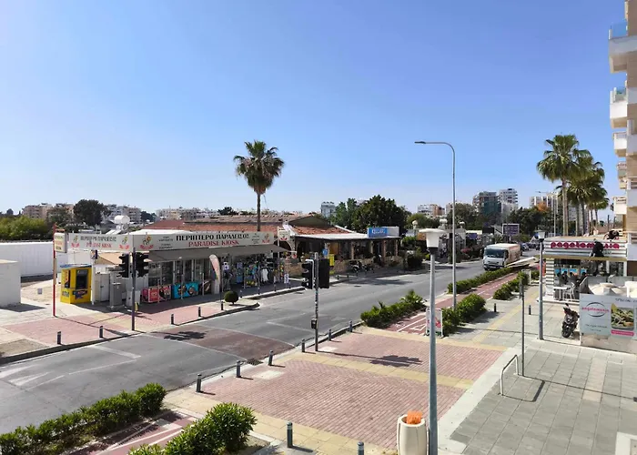 13 Sandy Mackenzie Апартаменты