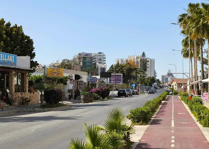 Апартаменти 13 Sandy Mackenzie