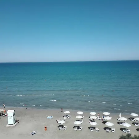 13 Sandy Mackenzie Apartament