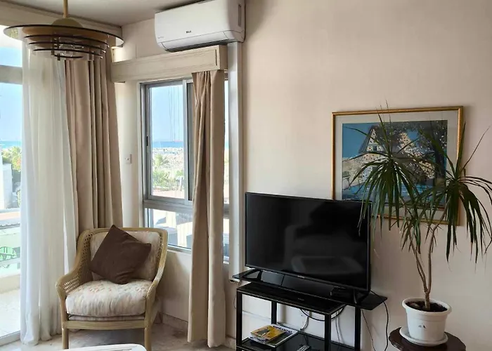 13 Sandy Mackenzie * Larnaca